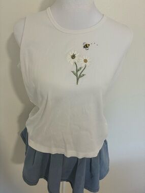 Super sweet embroidered daisy & bee tank top with rhinestone detailing 💛🌼🐝